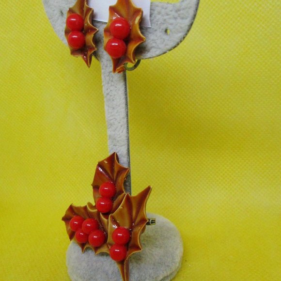 NO 2 VTG Celluloid Holly Berry Christmas Pin Brooch & Matching Holly Berry Chris - Picture 3 of 10